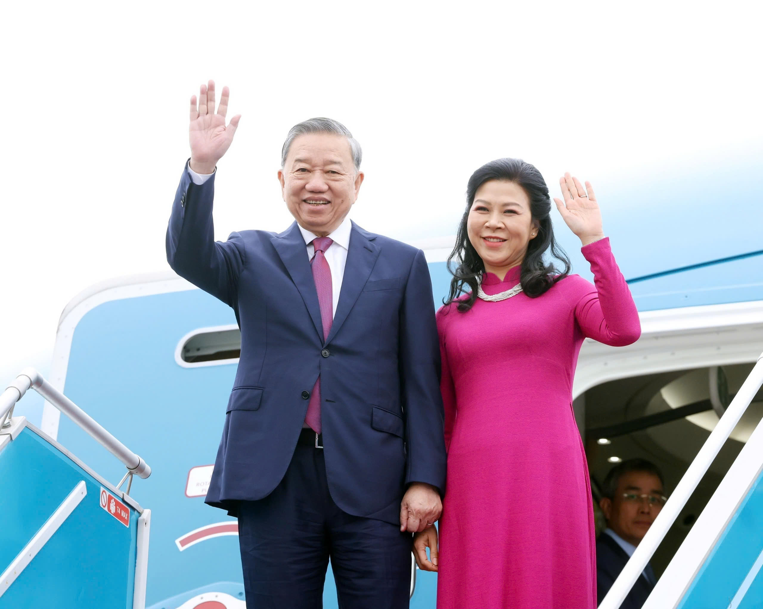 Tổng B&iacute; thư T&ocirc; L&acirc;m v&agrave; phu nh&acirc;n l&ecirc;n đường thăm Indonesia, Ban Thư k&yacute; ASEAN, Singapore- Ảnh 1.