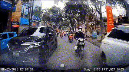 C&oacute; thể phạt nặng người ngồi &ocirc; t&ocirc; Lexus mở cửa bất cẩn g&acirc;y tai nạn ở H&agrave; Nội- Ảnh 1.
