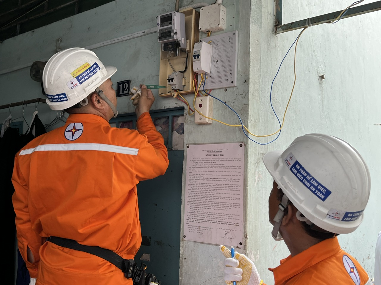 Cúp điện ở TP HCM giữa trưa , người dân khốn khổ vì mất điện đột ngột - Ảnh 1.