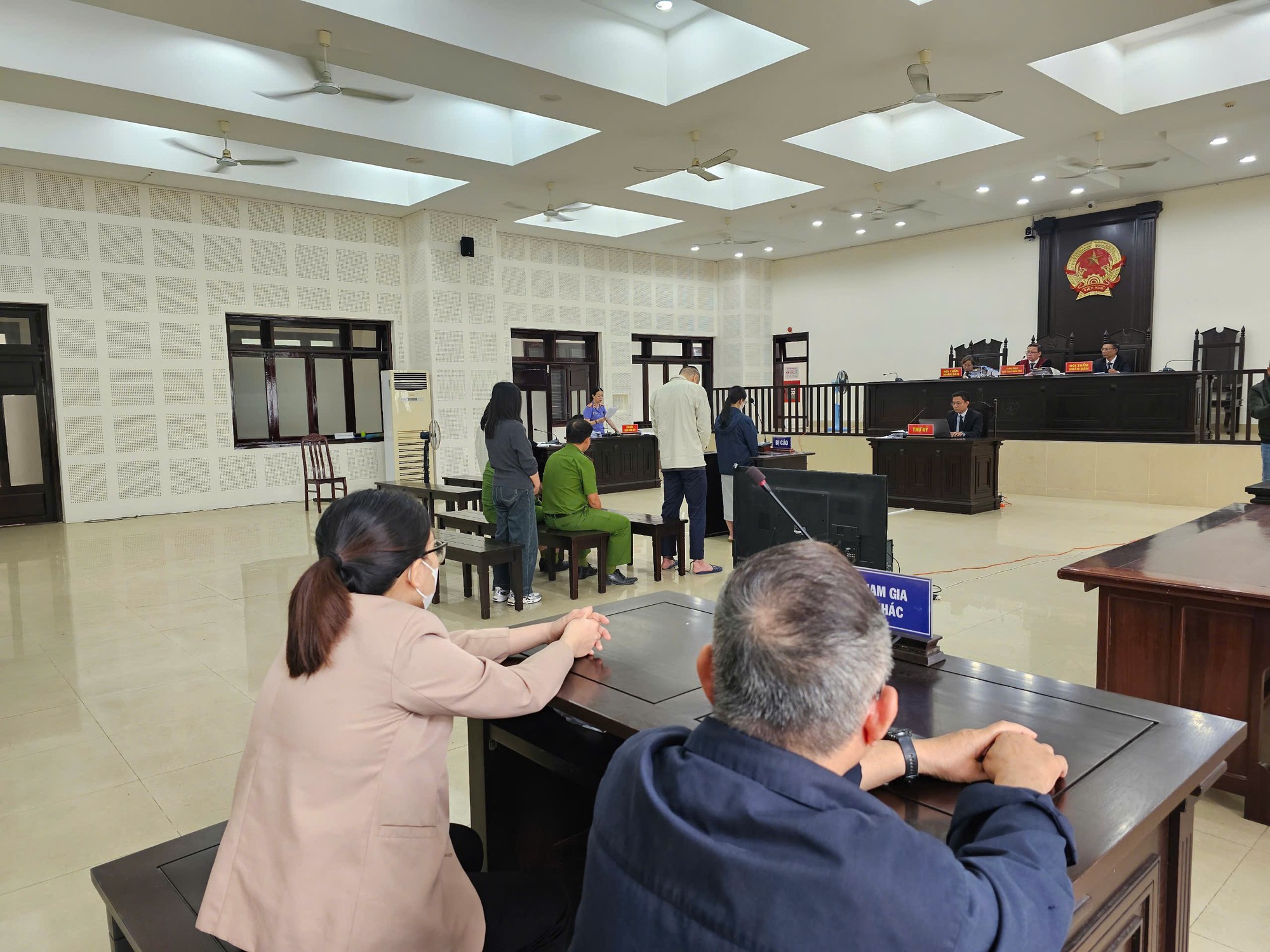 Nh&oacute;m đối tượng l&agrave;m giả hồ sơ gi&uacute;p b&aacute;c sĩ Trung Quốc h&agrave;nh nghề khắp nước- Ảnh 2.