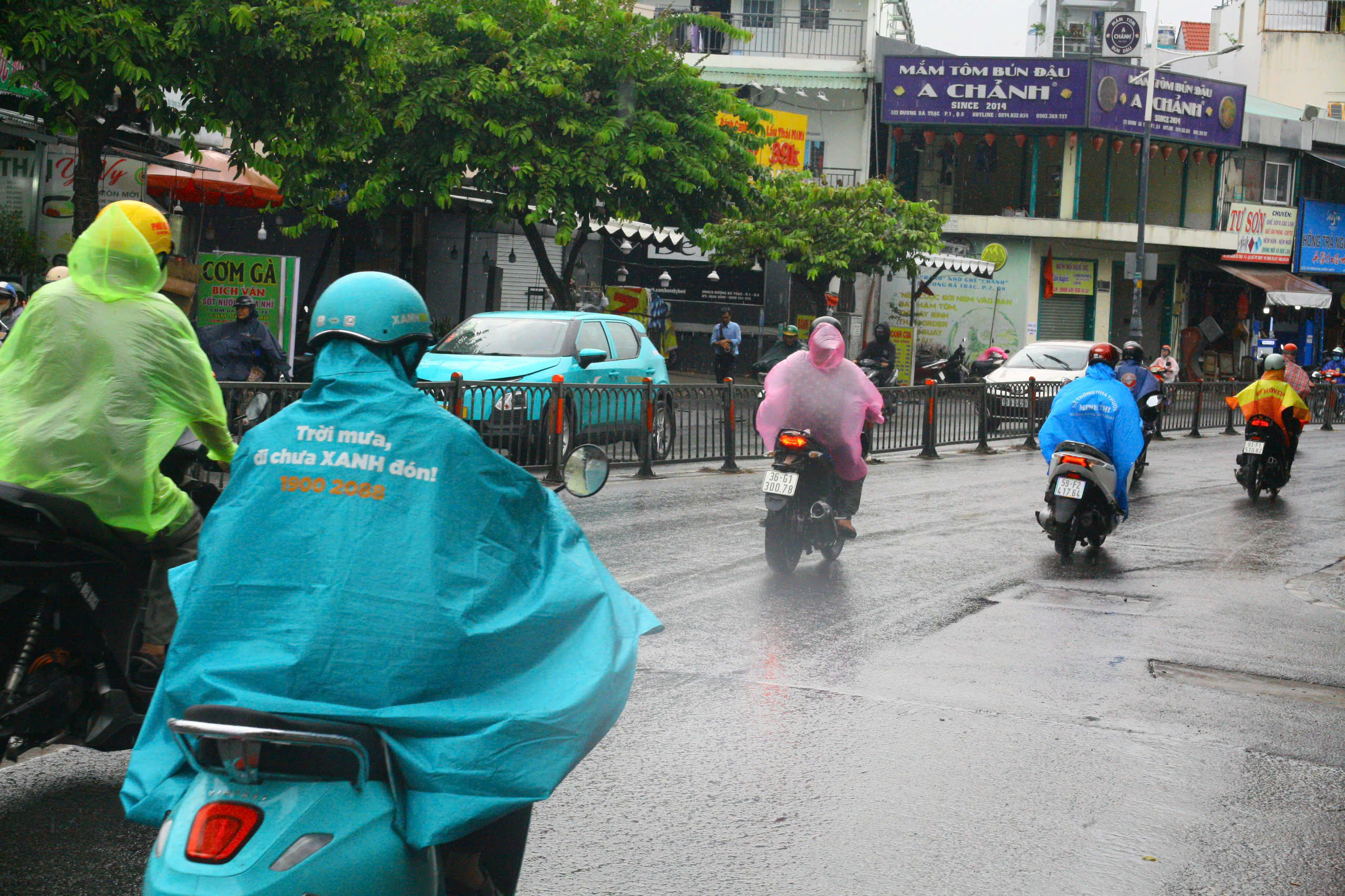 TP HCM: Sấm &igrave; ầm, m&acirc;y d&ocirc;ng ph&aacute;t triển g&acirc;y mưa nhiều nơi- Ảnh 3.