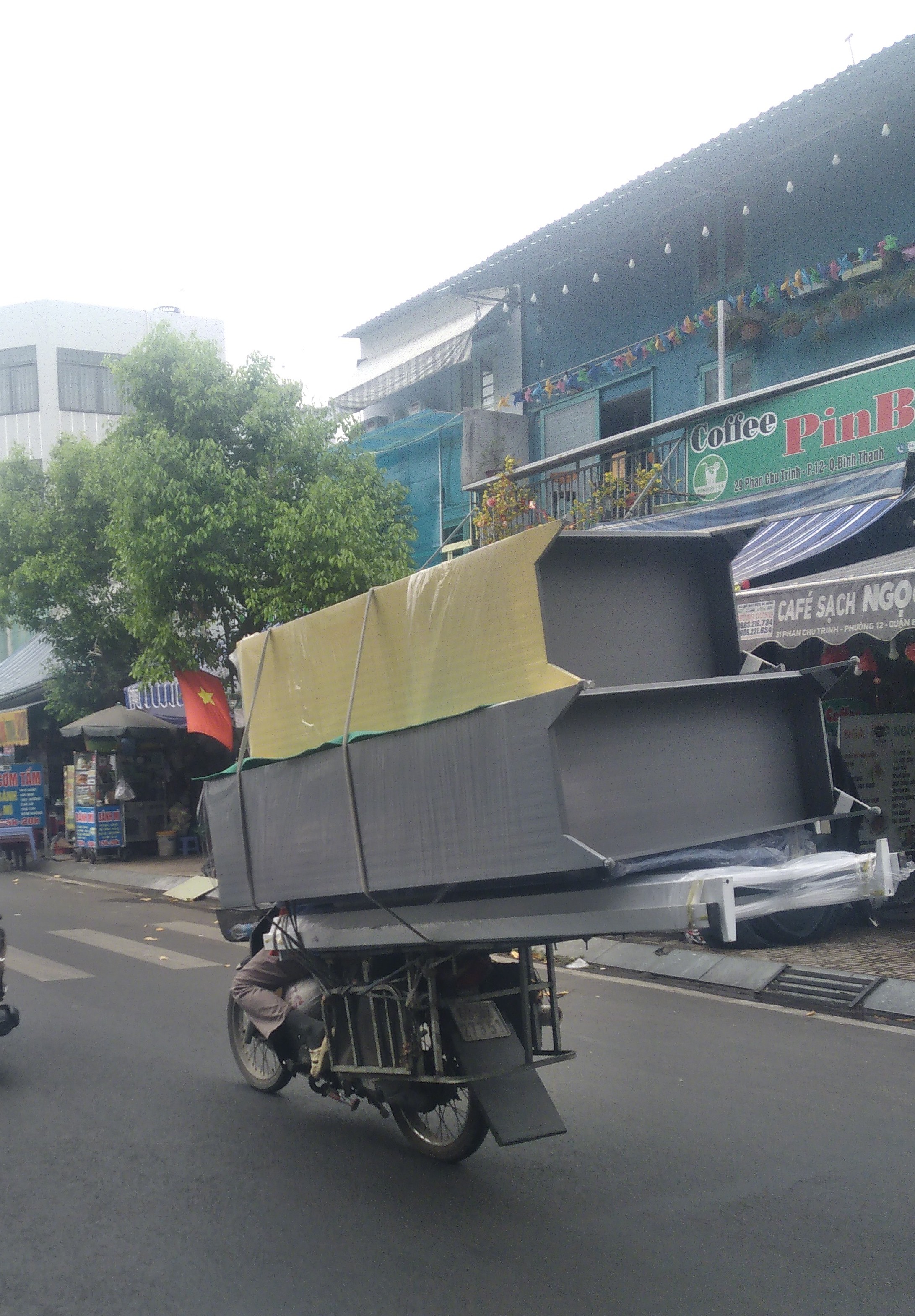 Làm xiếc trên đường- Ảnh 1.