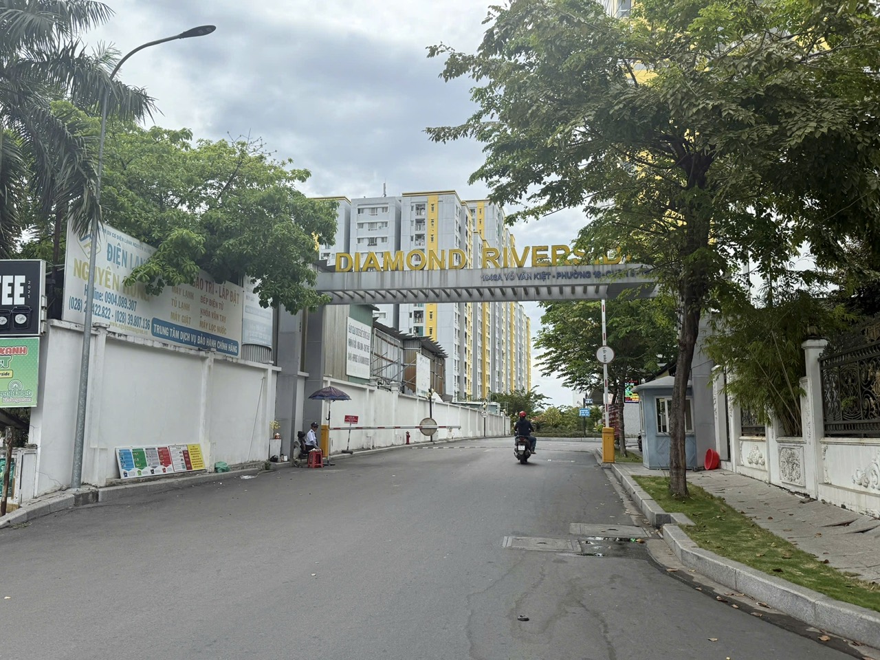 Bộ X&acirc;y dựng y&ecirc;u cầu TP HCM b&aacute;o c&aacute;o việc h&agrave;ng trăm căn hộ ở chung cư Diamond Riverside bị nứt tường, bong tr&oacute;c nền