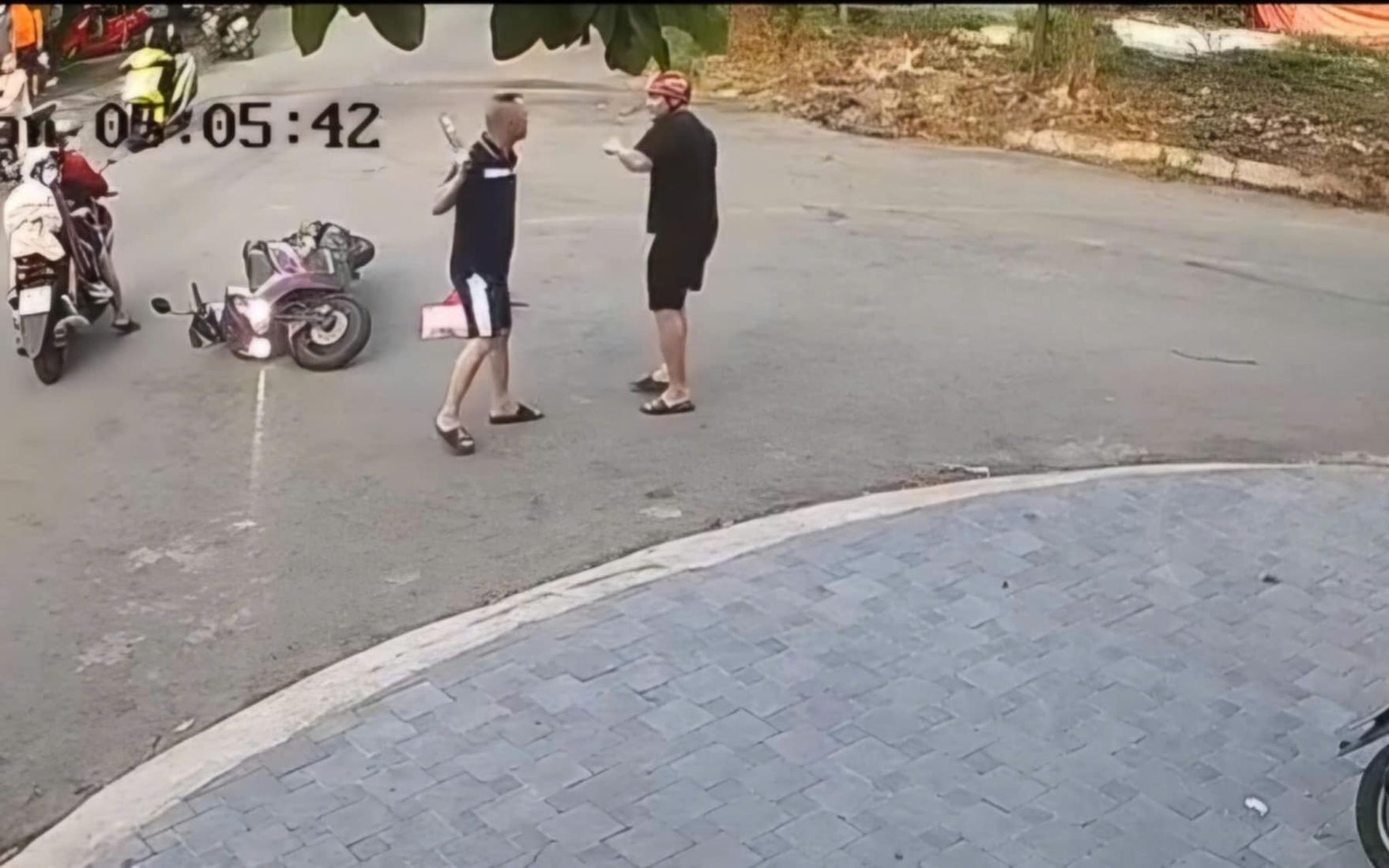 Clip 52 giây ghi lại cảnh tài xế ô tô dùng gậy đánh tới tấp người đi xe máy, gây phẫn nộ