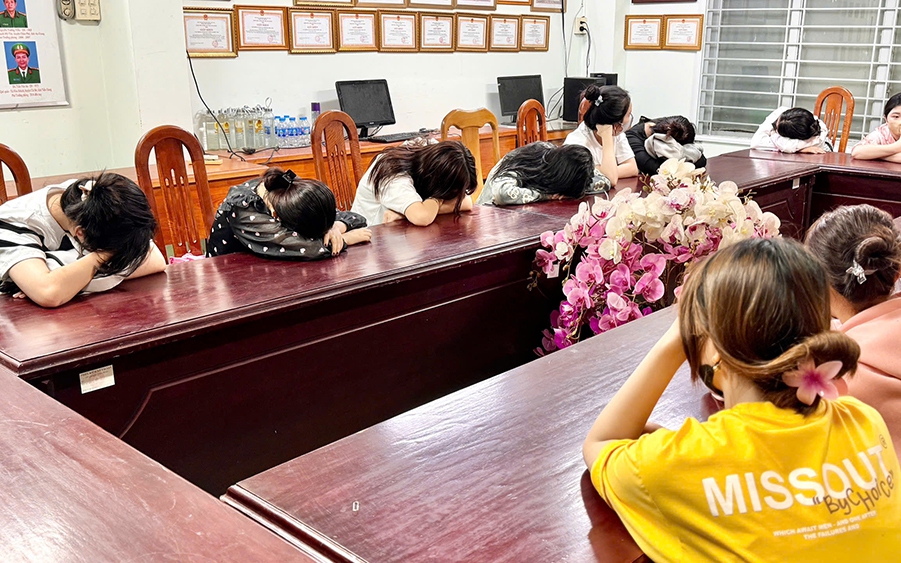 Phá “ổ” mại dâm, phát hiện nhiều bao cao su và thuốc ngừa thai