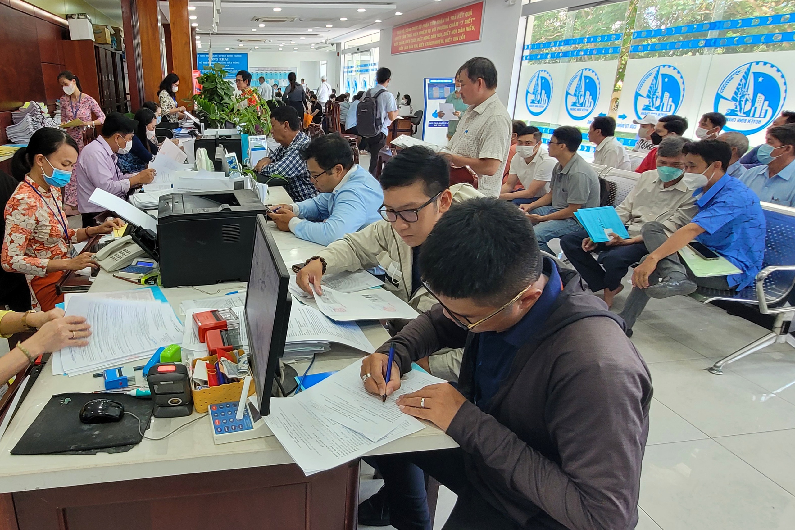 Người d&acirc;n l&agrave;m thủ tục h&agrave;nh ch&iacute;nh tại UBND huyện B&igrave;nh Ch&aacute;nh - TP HCMẢnh: Tấn Thạnh