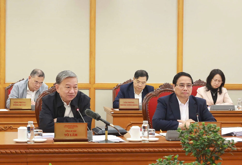 Tổng Bí thư Tô Lâm chủ trì cuộc họp nghe báo cáo cập nhật kiến thức và cho ý kiến hoàn thiện Chuyên đề về đột phá phát triển khoa học, công nghệ, đổi mới sáng tạo, chuyển đổi số. Ảnh: TTXVN
