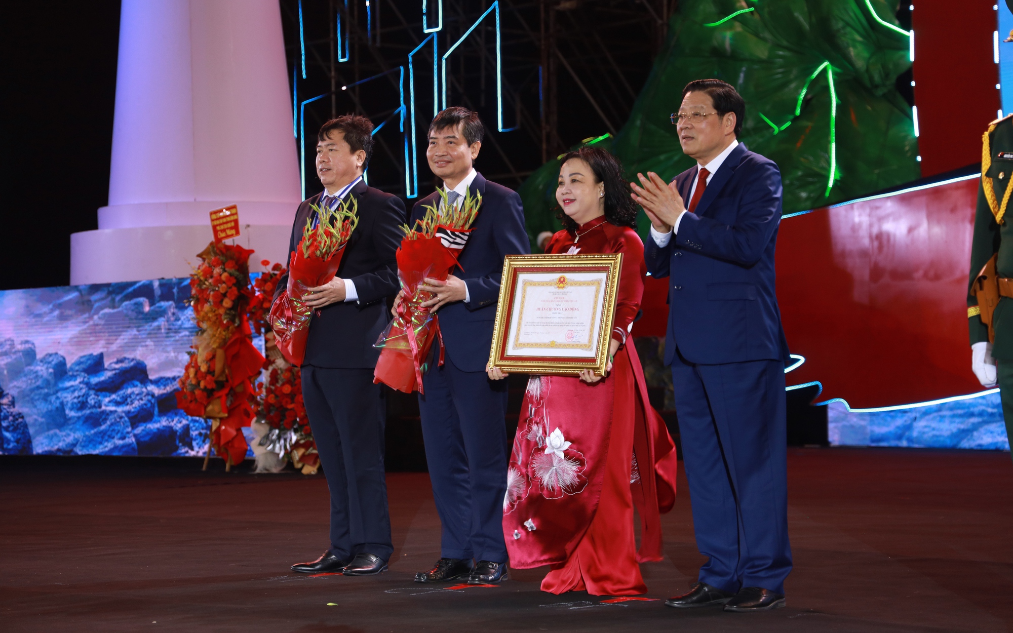 Phú Yên vinh dự đón nhận Huân chương Lao động hạng nhất 
