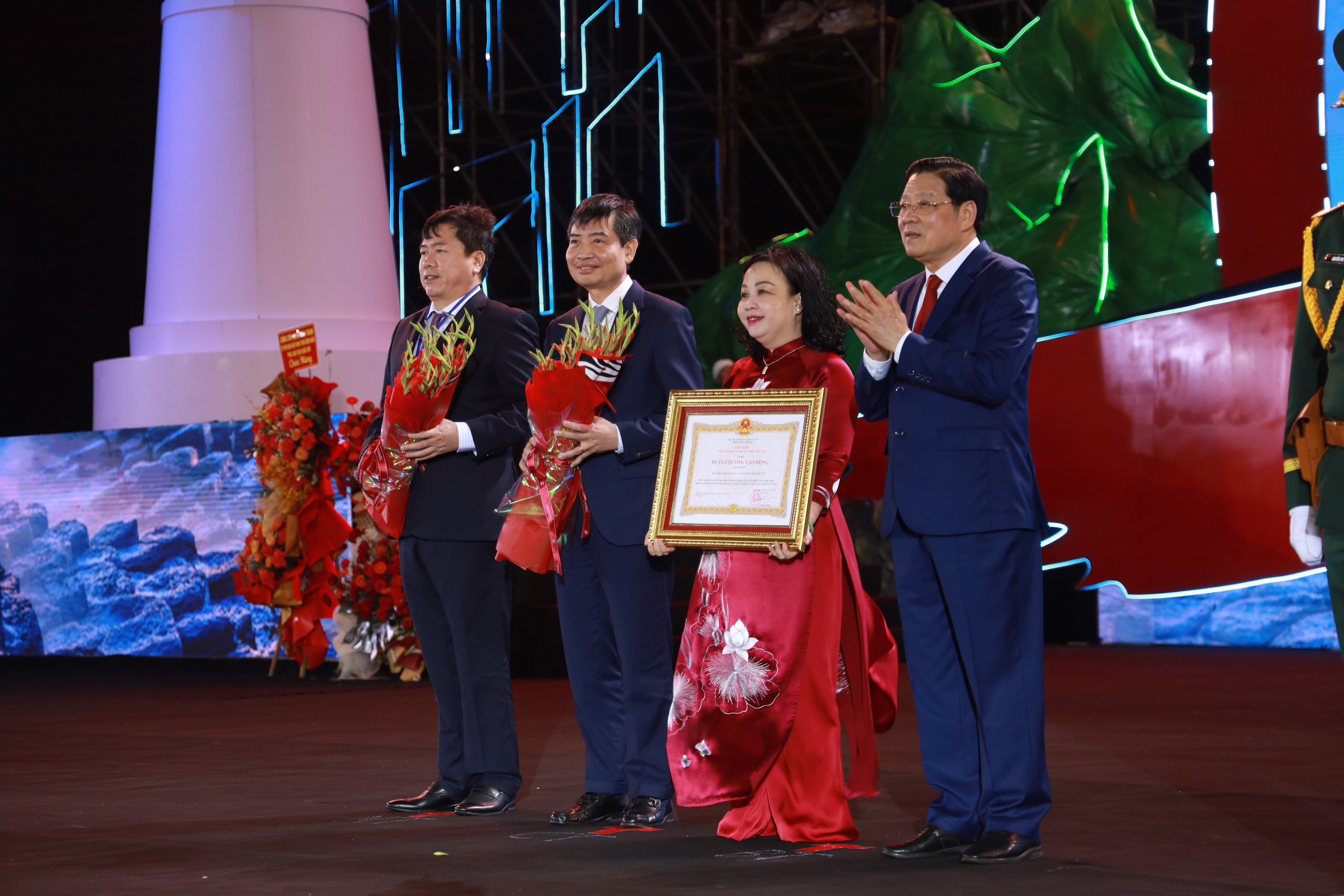 Phú Yên vinh dự đón nhận Huân chương Lao động hạng nhất - Ảnh 1.