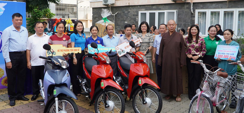 Quận 8 trao tặng phương tiện sinh kế cho người dân tại chương trình “Ngày cùng hành động vì cộng đồng”. Ảnh: LÊ VĨNH