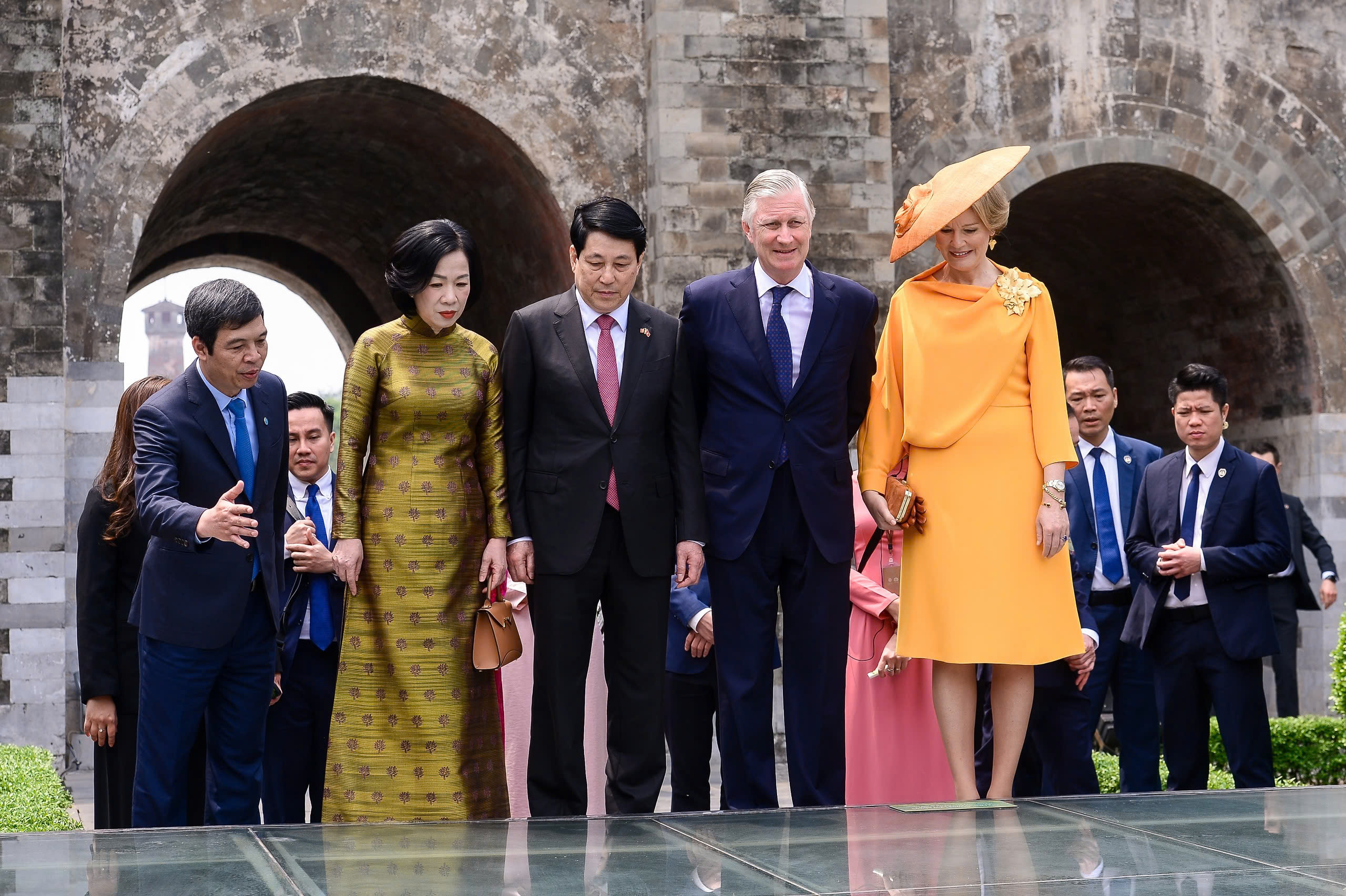 Chủ tịch nước Lương Cường và Nhà Vua Philippe tham quan Hoàng thành Thăng Long- Ảnh 6.