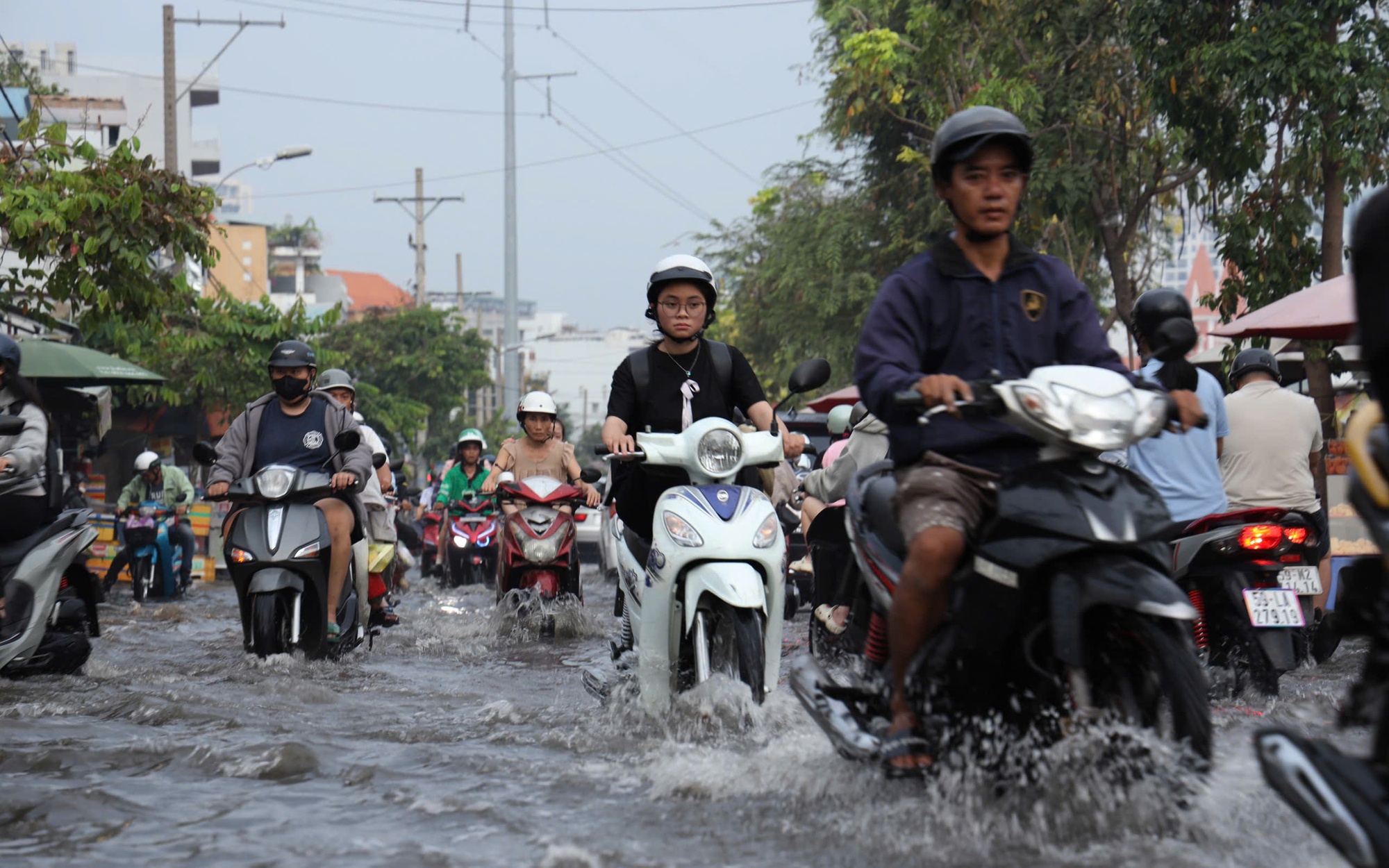 TP HCM: Triều cường dâng cao, nước ngập đường Trần Xuân Soạn