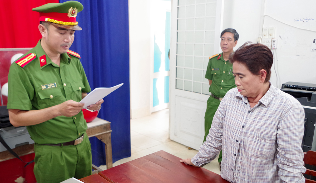 Ph&aacute; &ldquo;ổ&rdquo; mại d&acirc;m, ph&aacute;t hiện nhiều bao cao su v&agrave; thuốc ngừa thai- Ảnh 1.