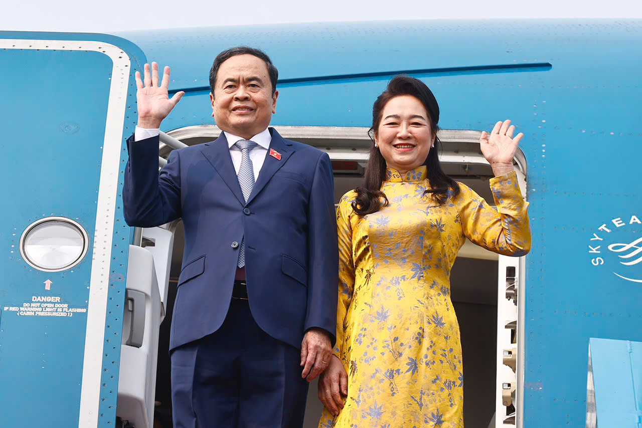 Chủ tịch Quốc hội v&agrave; Phu nh&acirc;n l&ecirc;n đường c&ocirc;ng du- Ảnh 1.