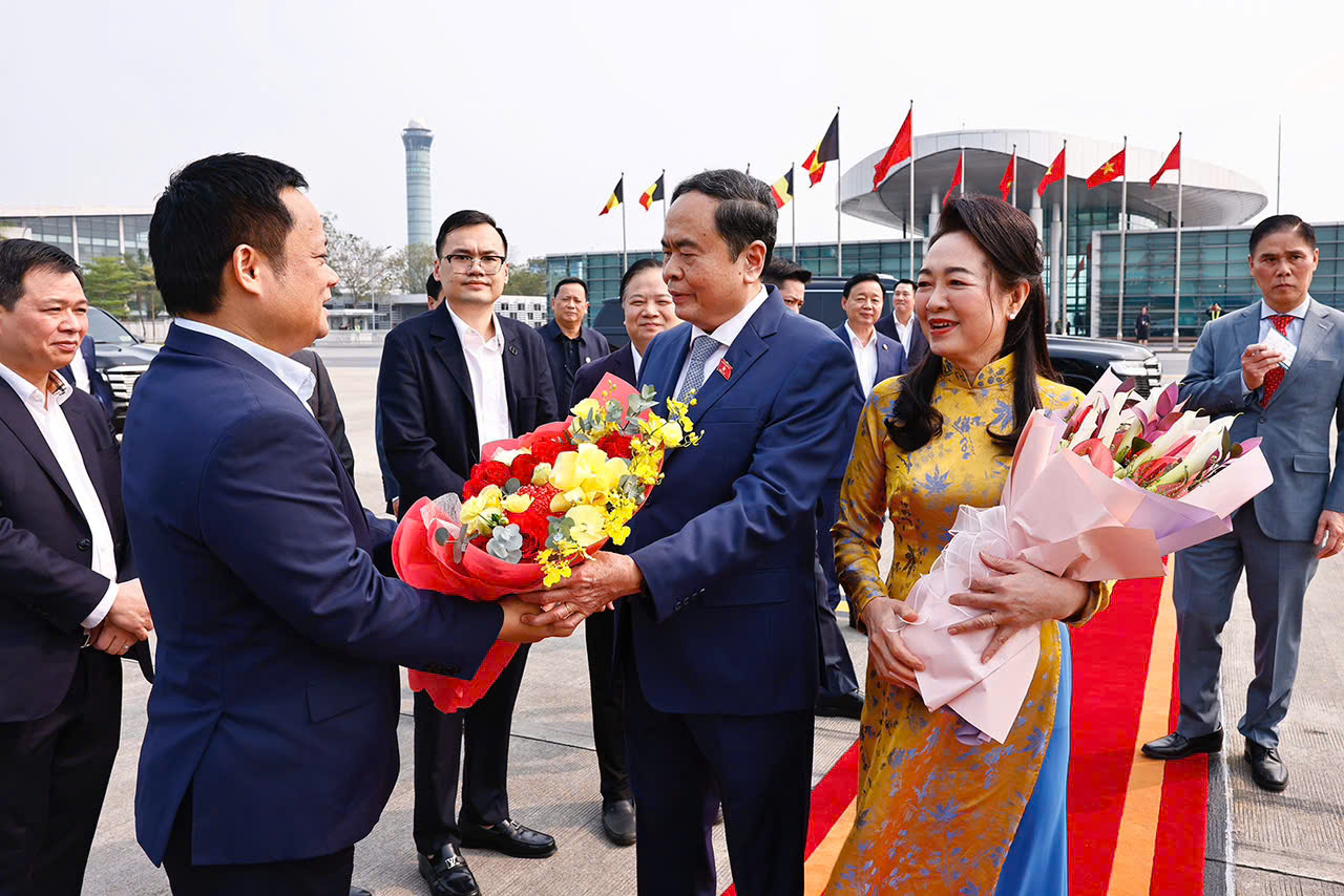 Chủ tịch Quốc hội v&agrave; Phu nh&acirc;n l&ecirc;n đường c&ocirc;ng du- Ảnh 2.