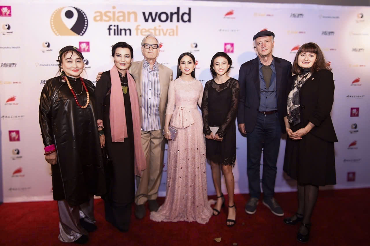H&agrave; Phương kể kỷ niệm về "cha Ralph" Richard Chamberlain- Ảnh 2.