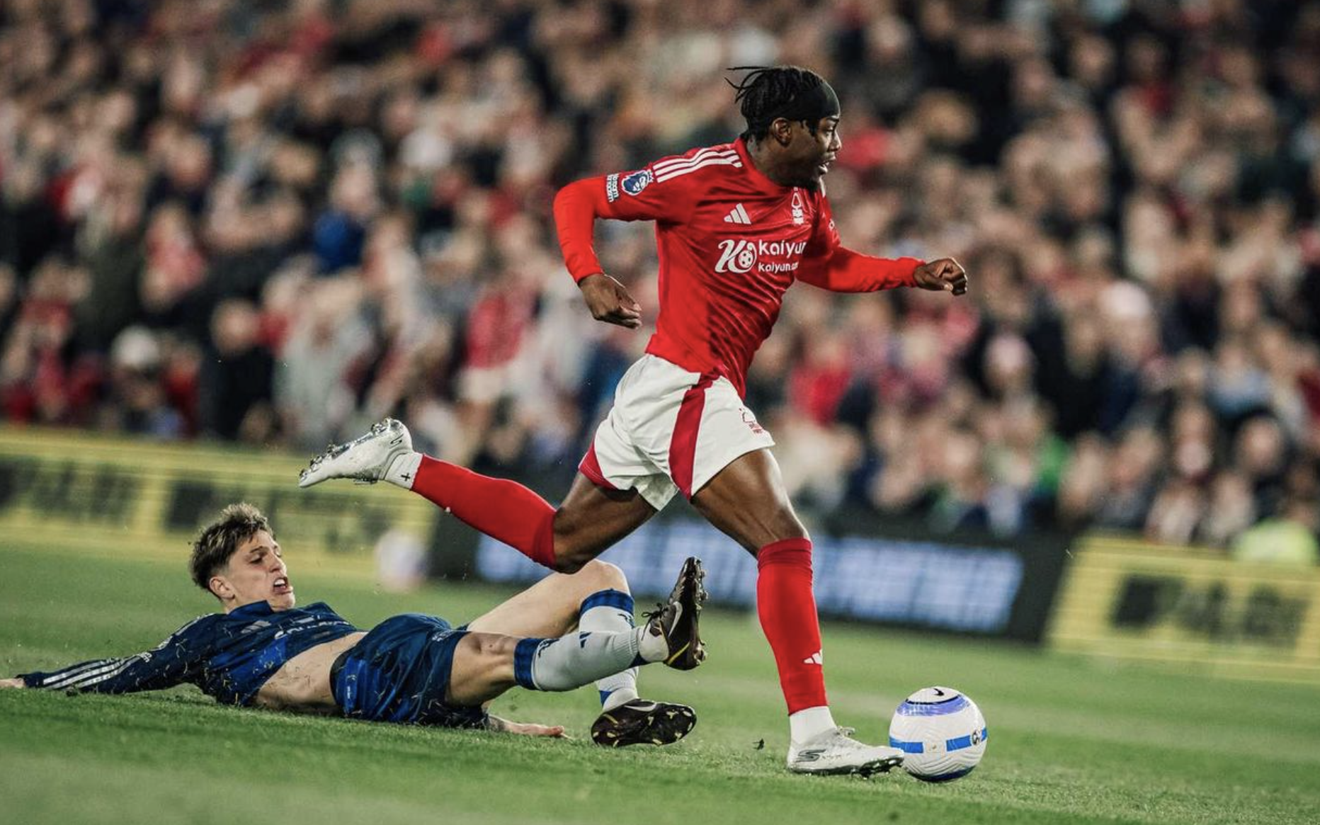 Man United thua sốc vì "cố nhân", Nottingham Forest thăng hoa Top 4