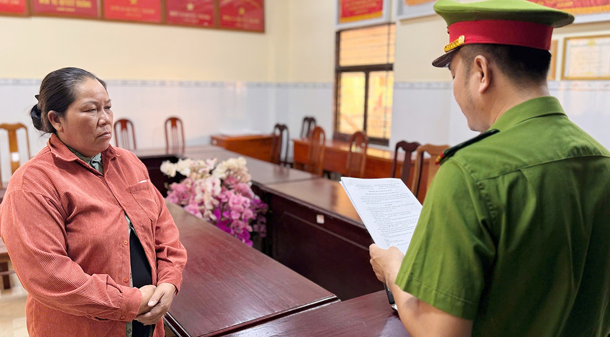Ph&aacute; &ldquo;ổ&rdquo; mại d&acirc;m, ph&aacute;t hiện nhiều bao cao su v&agrave; thuốc ngừa thai- Ảnh 2.