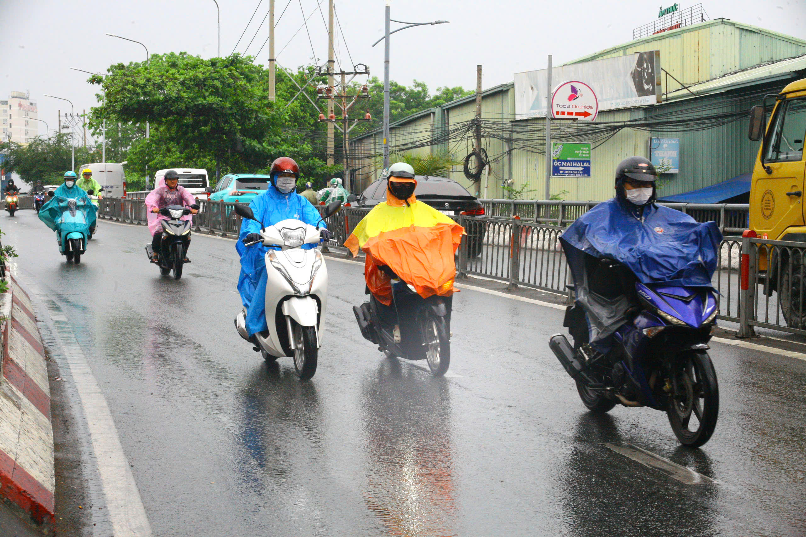 TP HCM: Sấm &igrave; ầm, m&acirc;y d&ocirc;ng ph&aacute;t triển g&acirc;y mưa nhiều nơi- Ảnh 4.