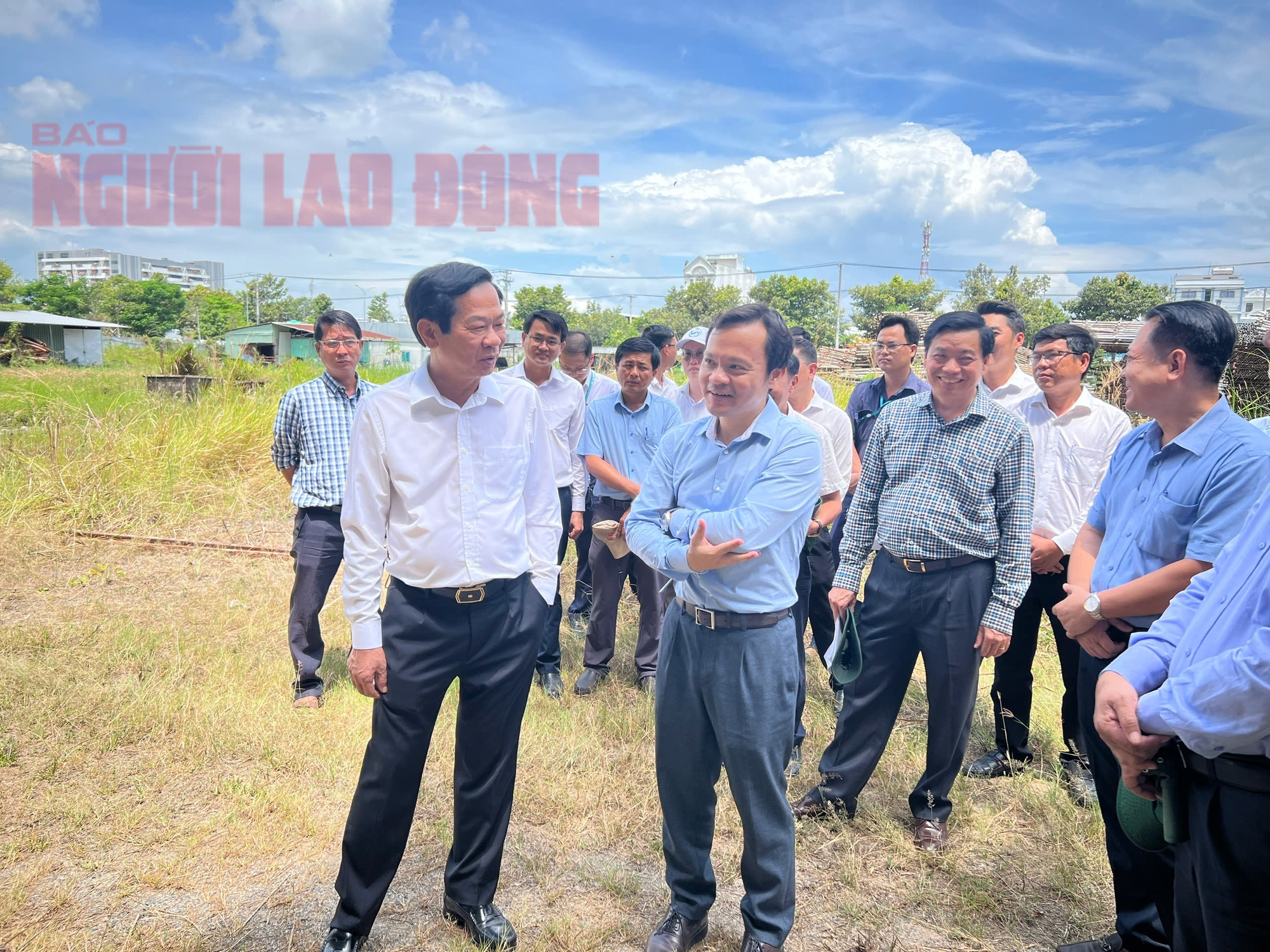CLIP: Lãnh đạo Cần Thơ kiểm tra công trình ngàn tỉ "phơi nắng, phơi mưa"- Ảnh 2.