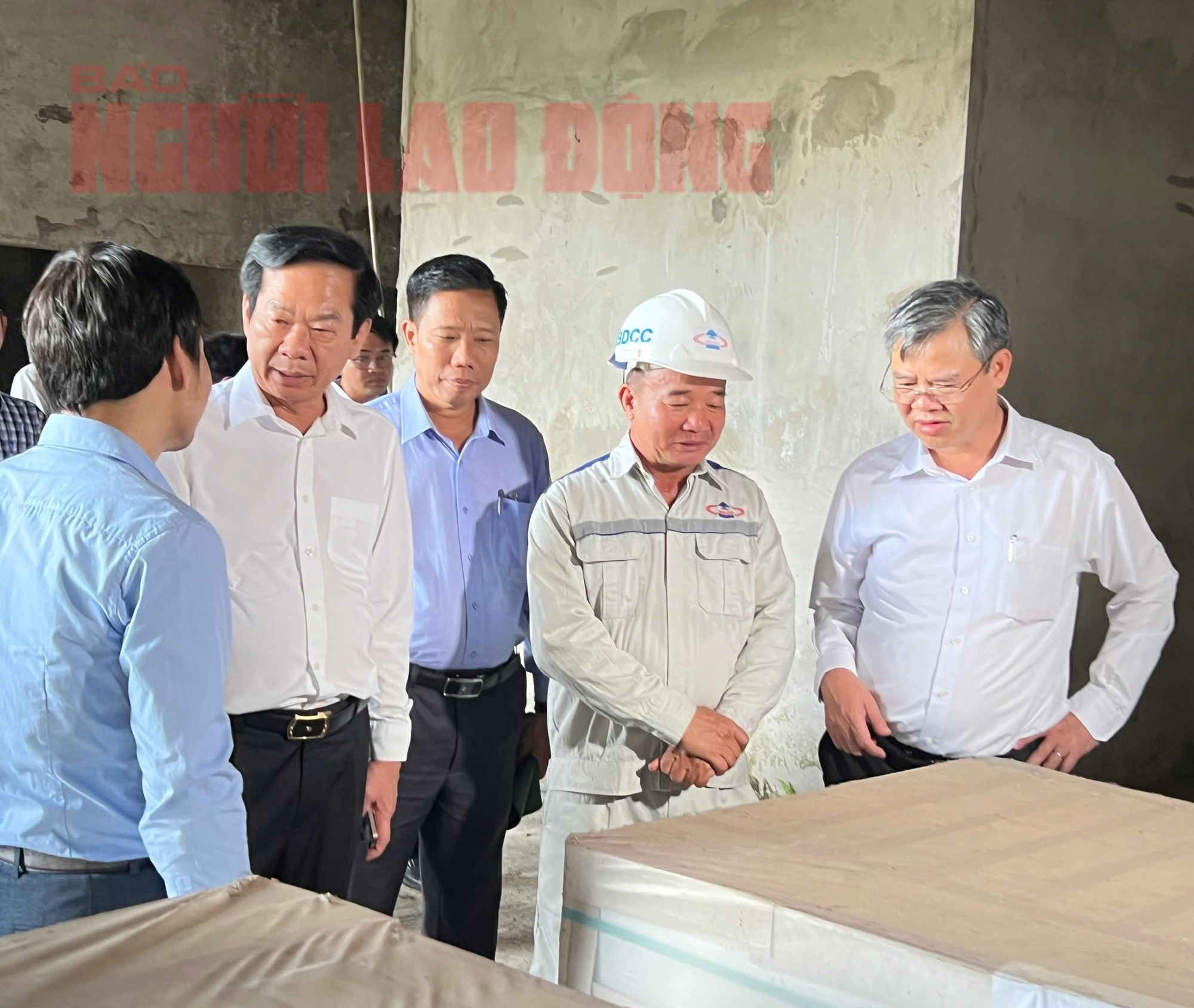 CLIP: Lãnh đạo Cần Thơ kiểm tra công trình ngàn tỉ "phơi nắng, phơi mưa"- Ảnh 1.