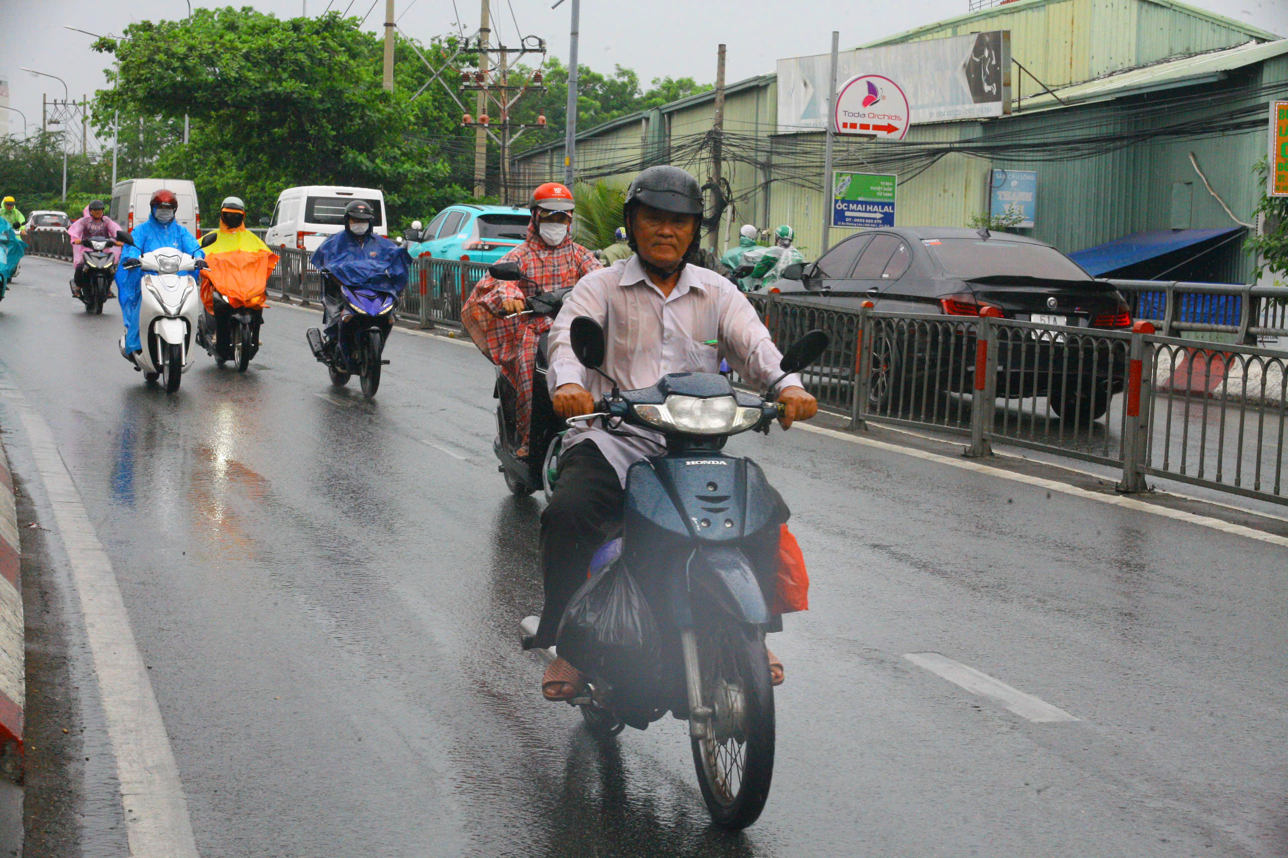 TP HCM: Sấm &igrave; ầm, m&acirc;y d&ocirc;ng ph&aacute;t triển g&acirc;y mưa nhiều nơi- Ảnh 2.