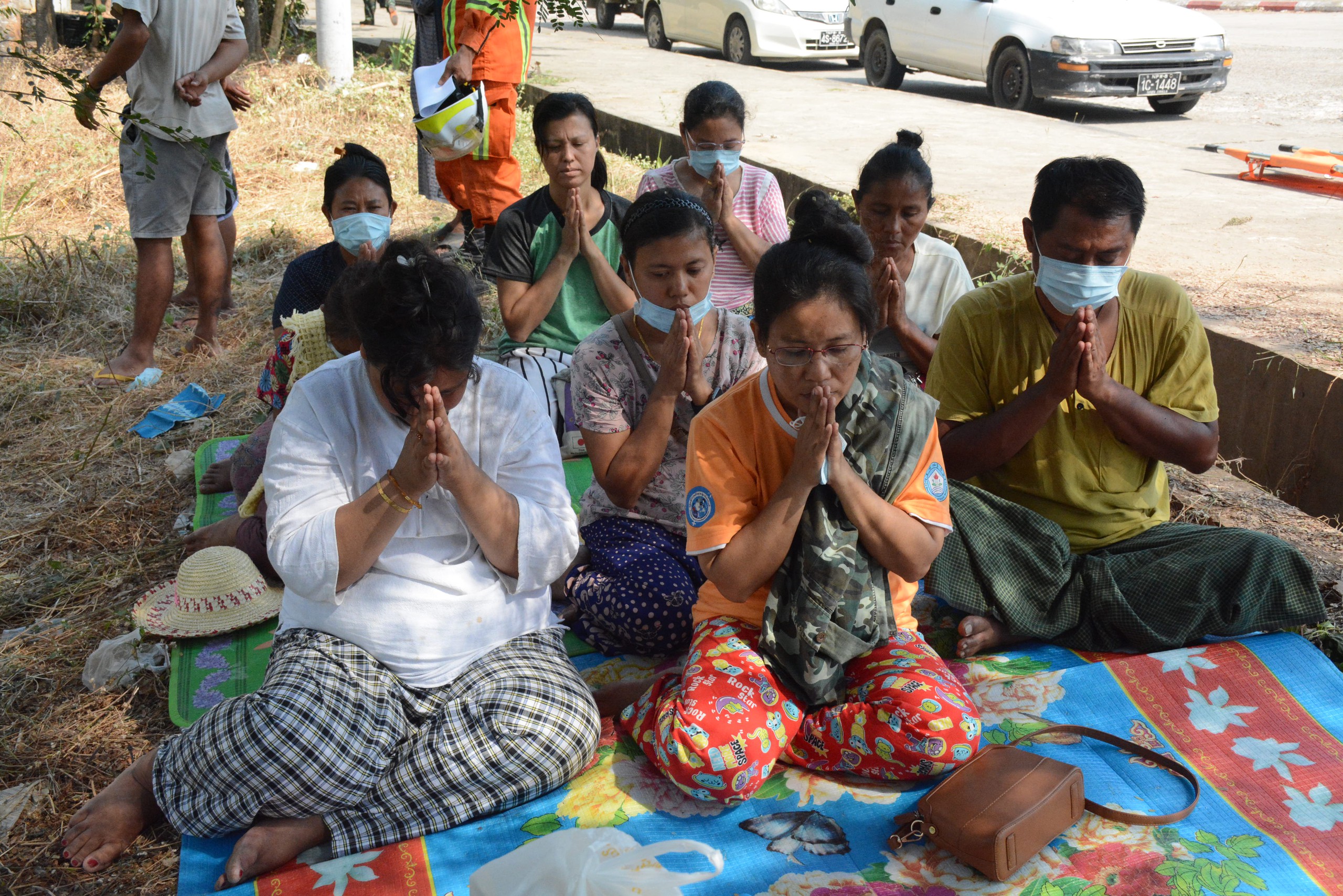 Động đất Myanmar: Người th&acirc;n x&uacute;c động nhận thi thể nạn nh&acirc;n từ Đội cứu hộ Việt Nam- Ảnh 5.