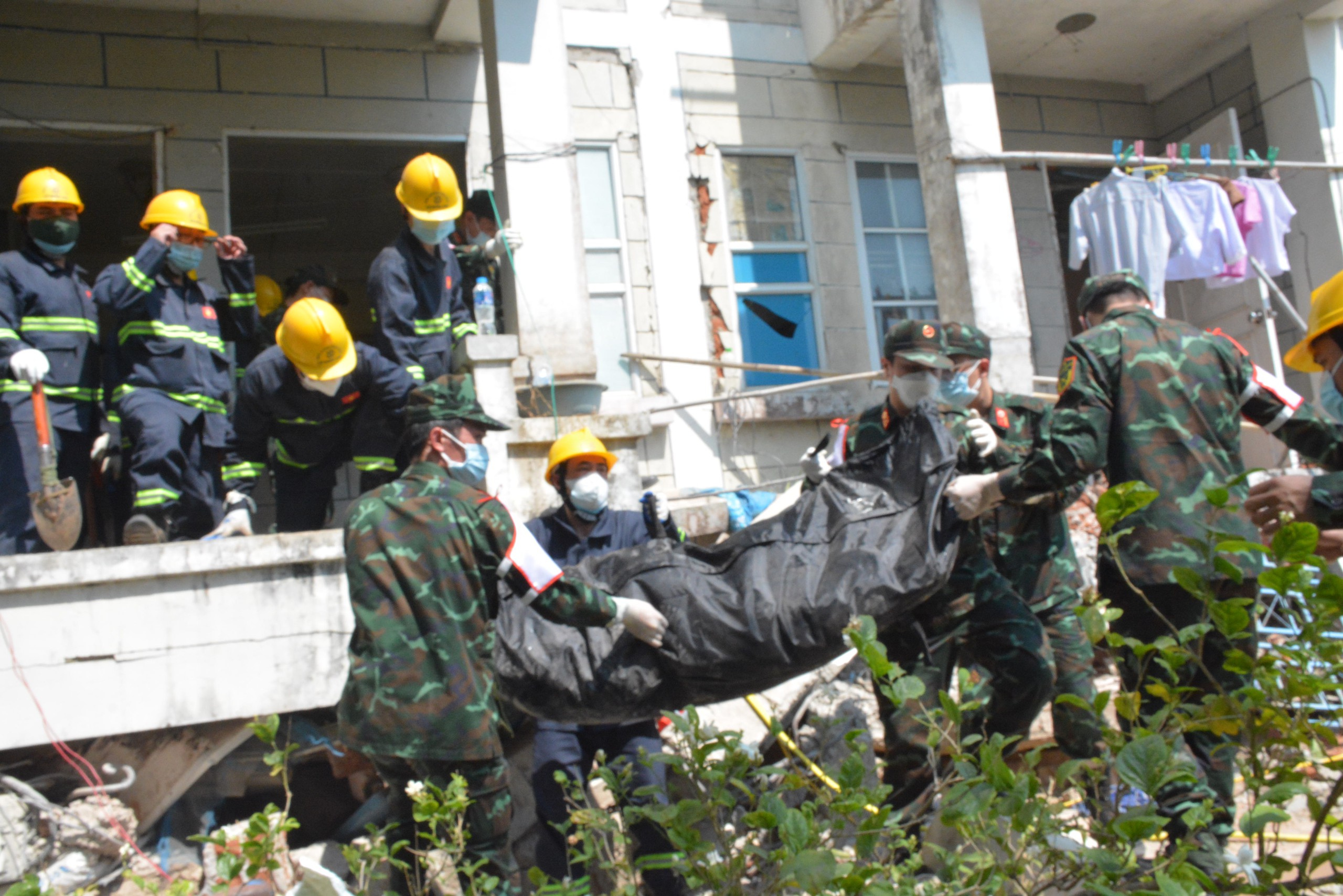 Động đất Myanmar: Người th&acirc;n x&uacute;c động nhận thi thể nạn nh&acirc;n từ Đội cứu hộ Việt Nam- Ảnh 9.