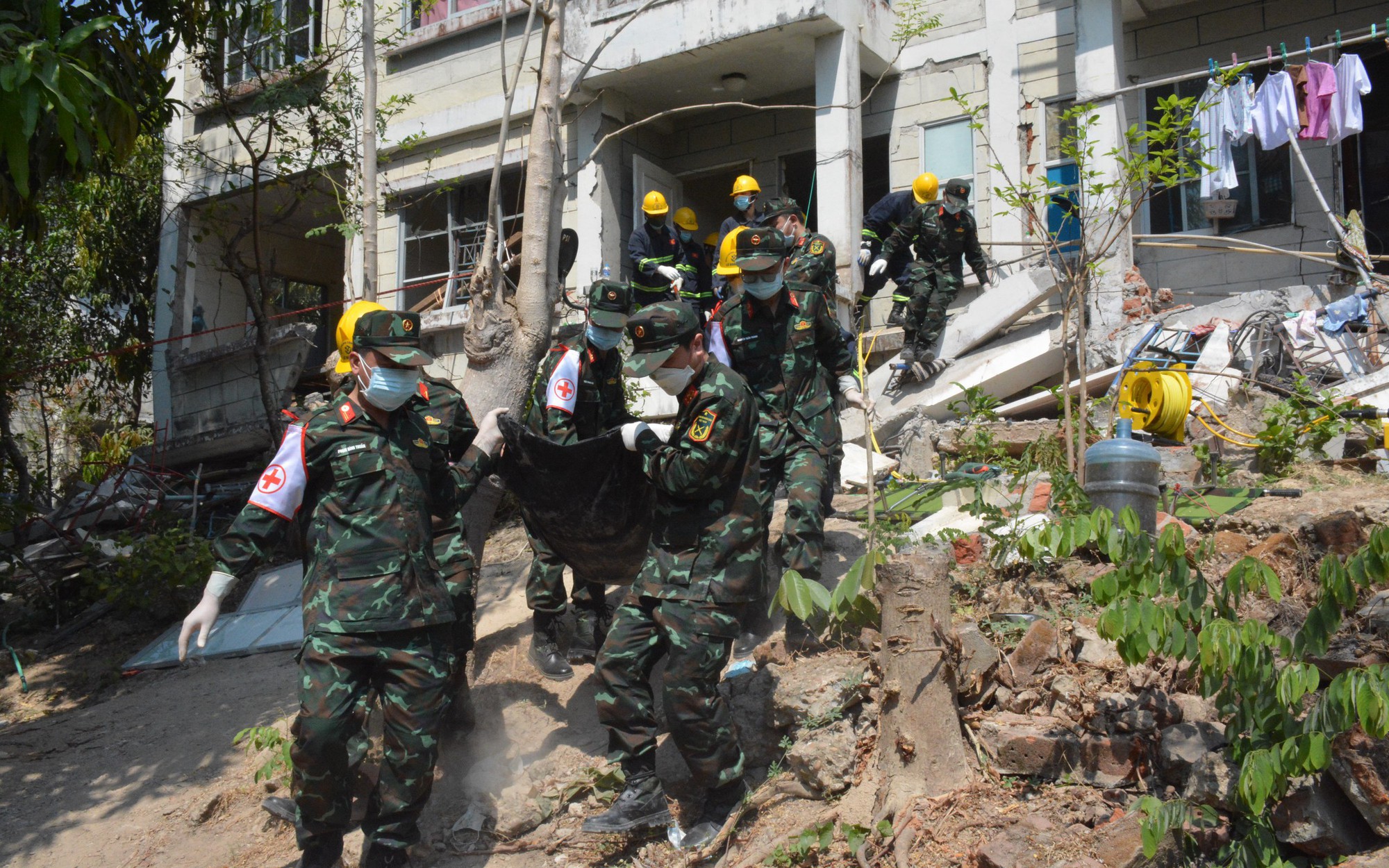 Động đất Myanmar: Người thân xúc động nhận thi thể nạn nhân từ Đội cứu hộ Việt Nam