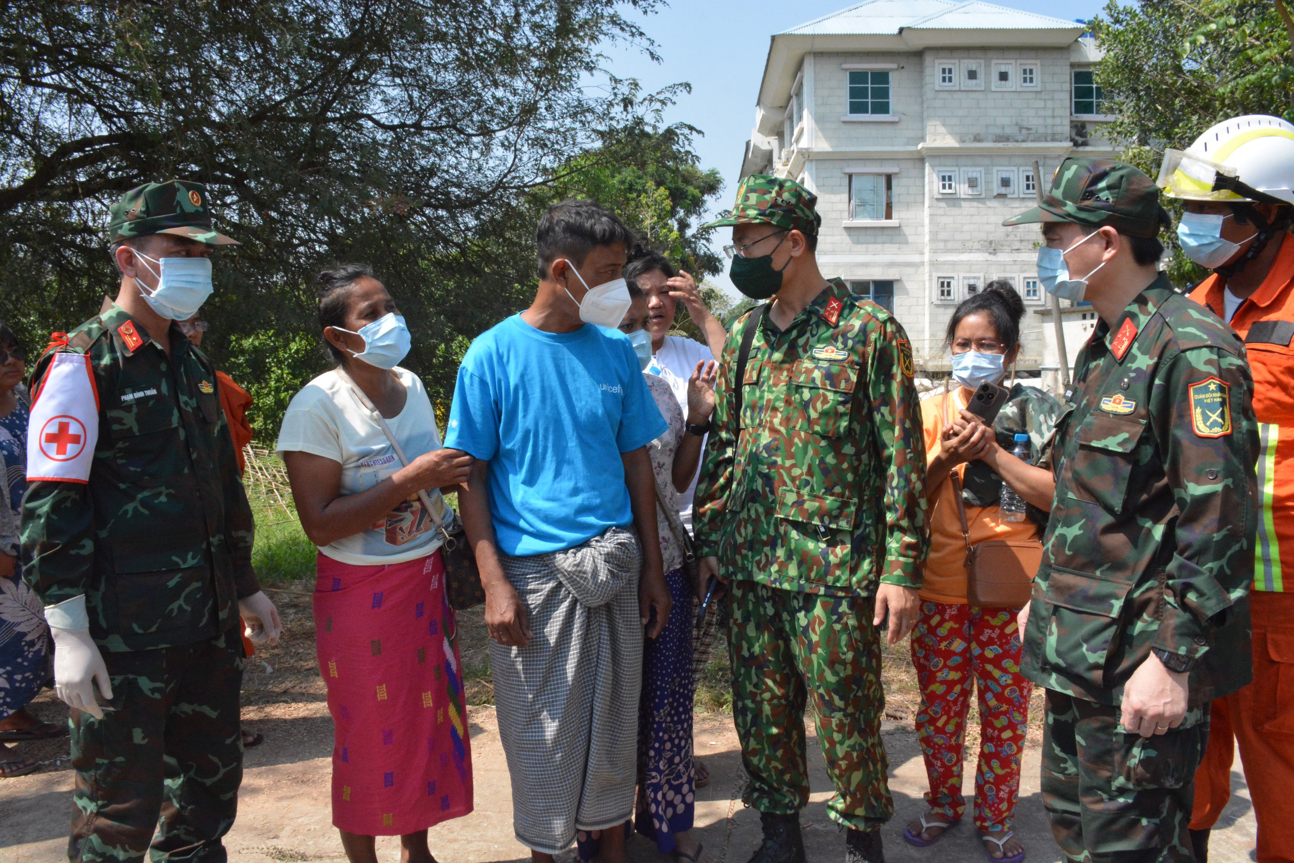 Động đất Myanmar: Người th&acirc;n x&uacute;c động nhận thi thể nạn nh&acirc;n từ Đội cứu hộ Việt Nam- Ảnh 12.