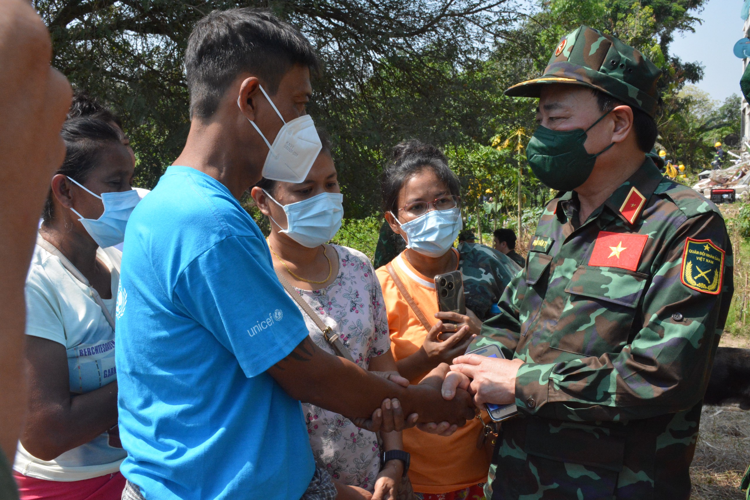 Động đất Myanmar: Người th&acirc;n x&uacute;c động nhận thi thể nạn nh&acirc;n từ Đội cứu hộ Việt Nam- Ảnh 11.