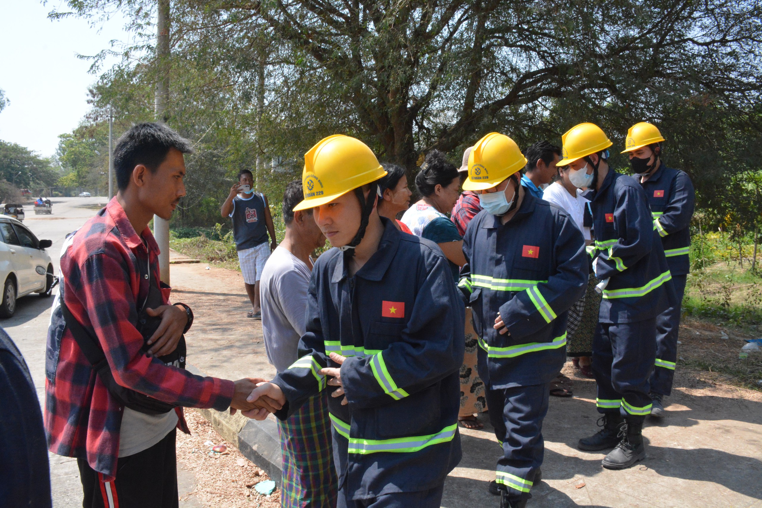 Động đất Myanmar: Người th&acirc;n x&uacute;c động nhận thi thể nạn nh&acirc;n từ Đội cứu hộ Việt Nam- Ảnh 13.
