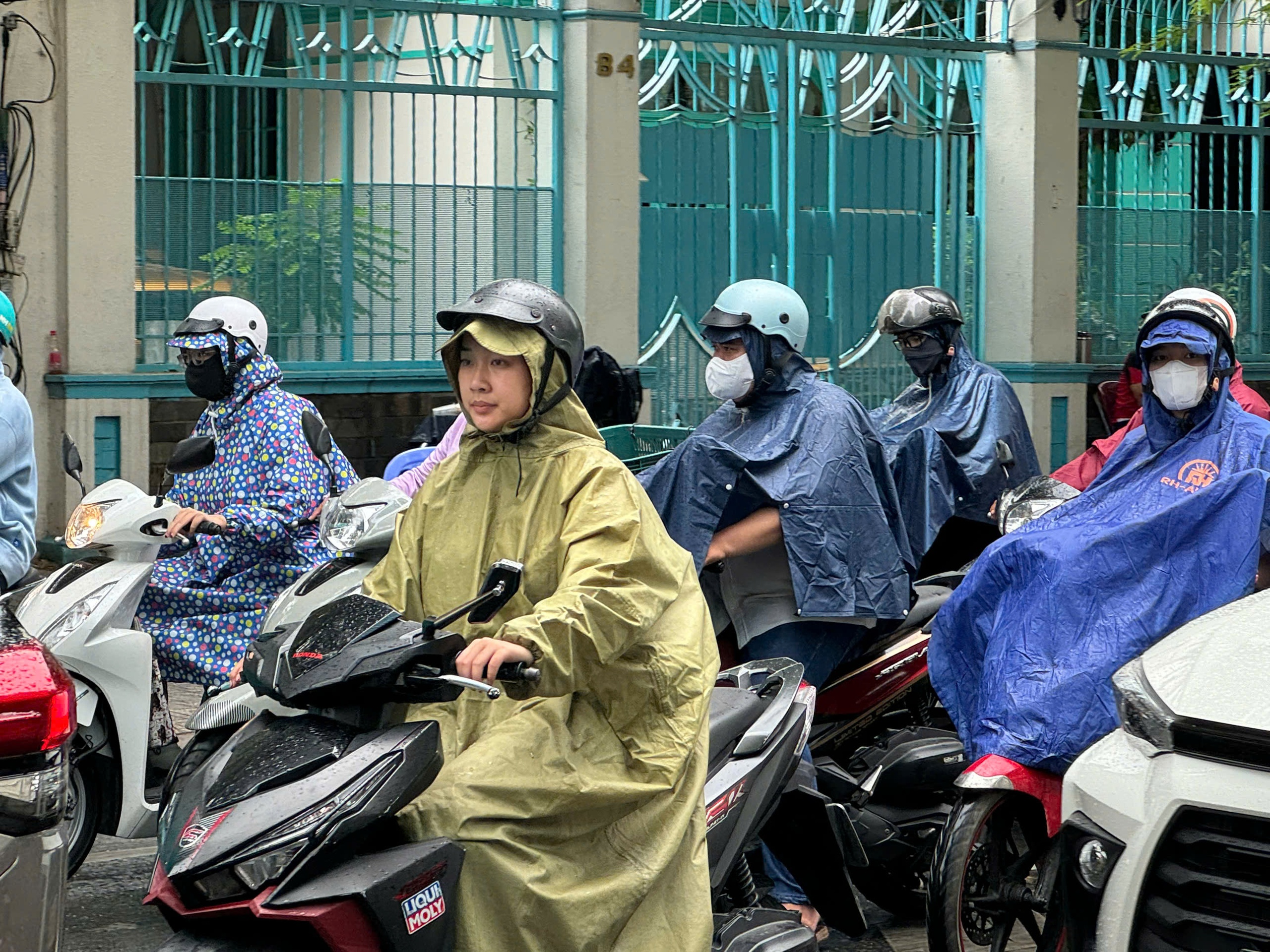 TP HCM: Sấm &igrave; ầm, m&acirc;y d&ocirc;ng ph&aacute;t triển g&acirc;y mưa nhiều nơi- Ảnh 1.
