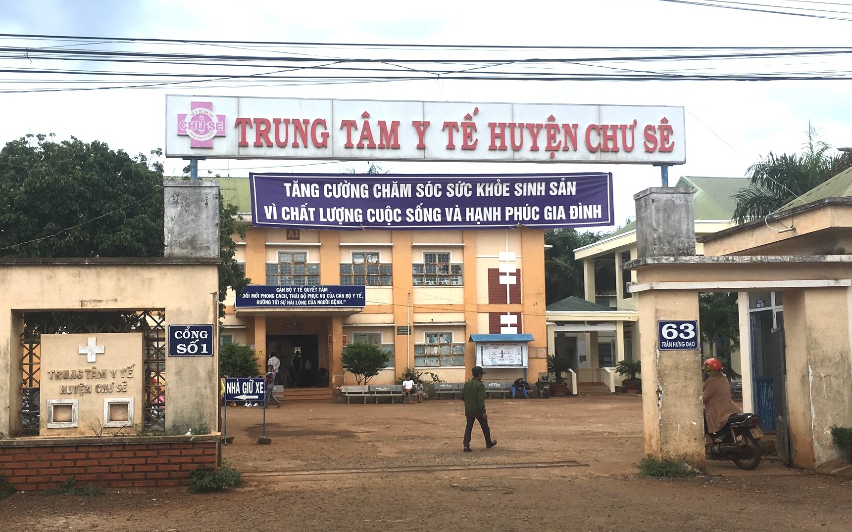 Người nhà bệnh nhân hành hung nữ bác sĩ, tuyên bố "tao thích thì tao đánh"!