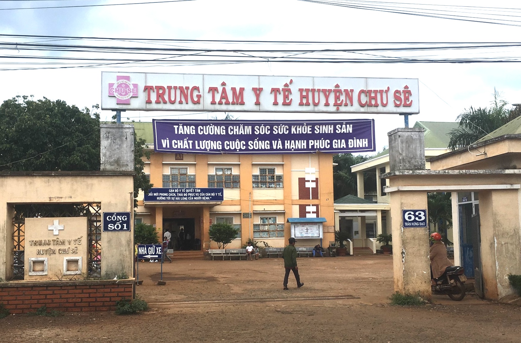 Người nh&agrave; bệnh nh&acirc;n tuy&ecirc;n bố "th&iacute;ch th&igrave; đ&aacute;nh" b&aacute;c sĩ, Sở Y tế Gia Lai ra c&ocirc;ng văn khẩn- Ảnh 1.