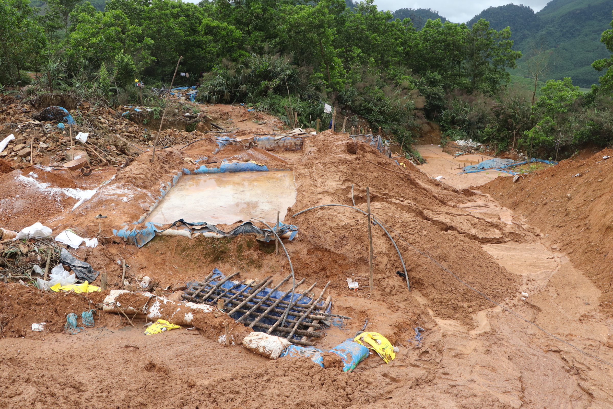 "Vàng tặc" vẫn cày xới mỏ vàng Bồng Miêu- Ảnh 4.