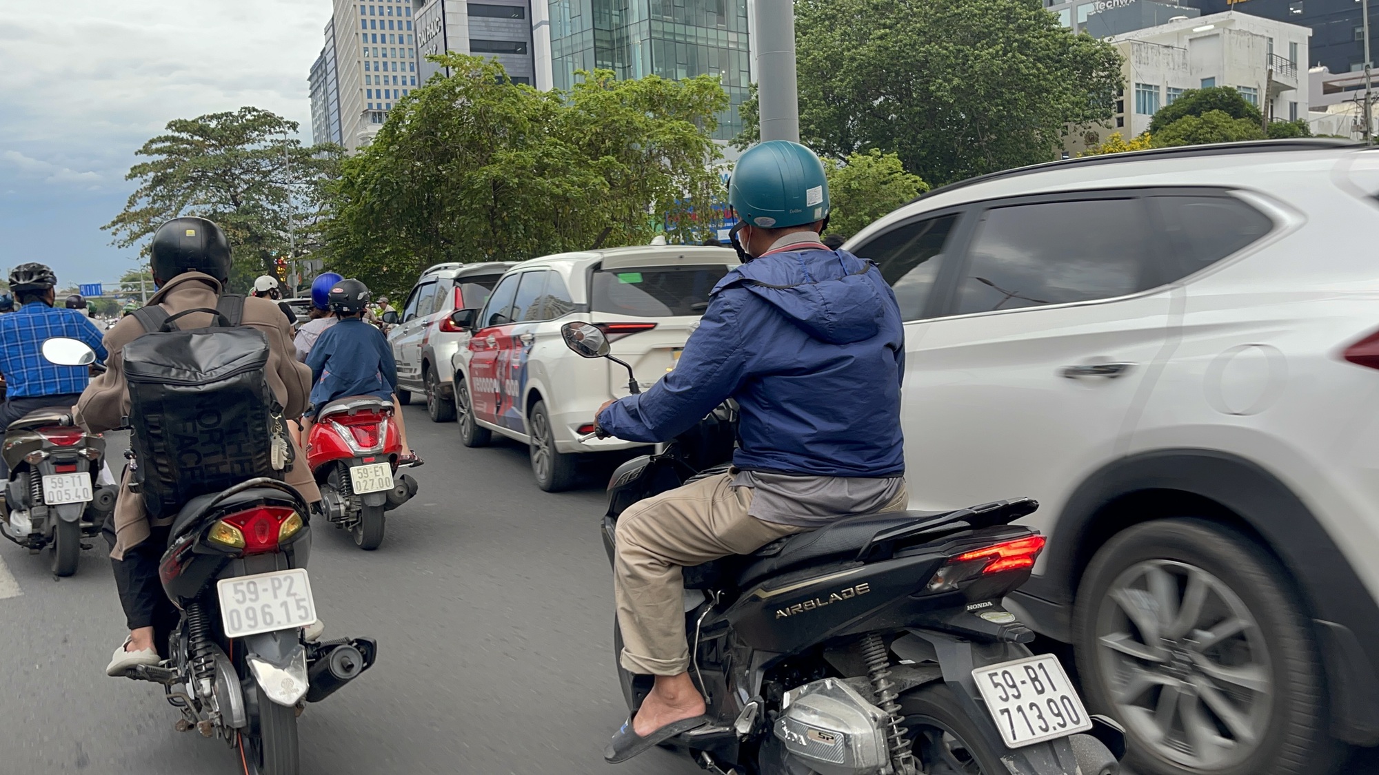 Tai nạn li&ecirc;n ho&agrave;n 6 &ocirc; t&ocirc; tr&ecirc;n cầu S&agrave;i G&ograve;n sau cơn mưa- Ảnh 3.