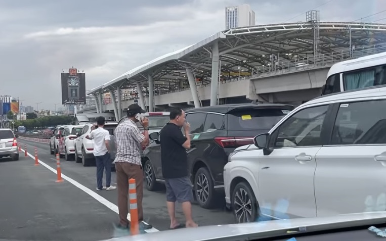Tai nạn liên hoàn 6 ô tô trên cầu Sài Gòn sau cơn mưa