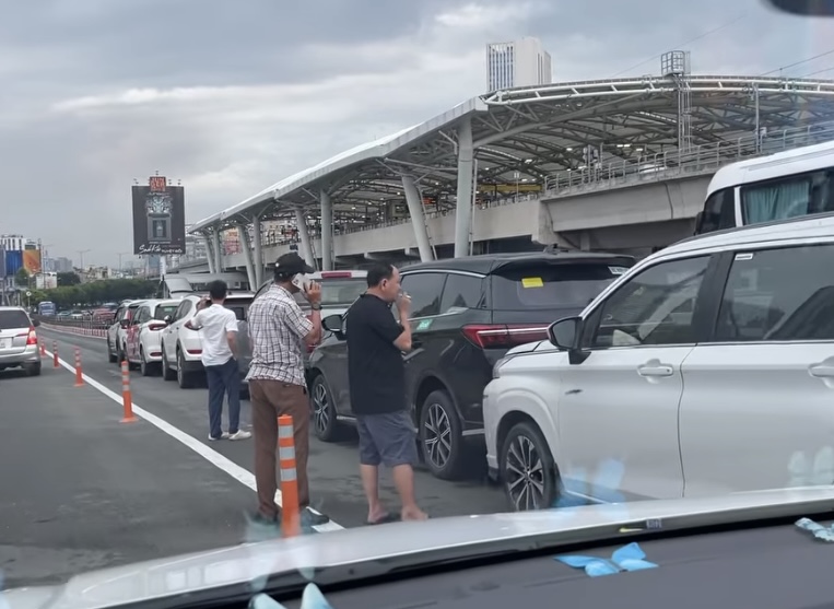 Tai nạn li&ecirc;n ho&agrave;n 6 &ocirc; t&ocirc; tr&ecirc;n cầu S&agrave;i G&ograve;n sau cơn mưa- Ảnh 1.