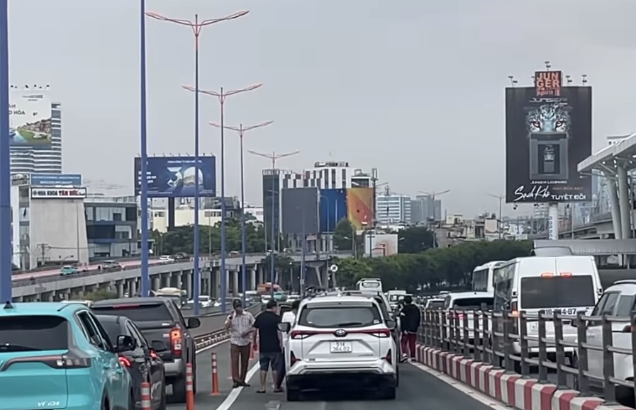 Tai nạn li&ecirc;n ho&agrave;n 6 &ocirc; t&ocirc; tr&ecirc;n cầu S&agrave;i G&ograve;n sau cơn mưa- Ảnh 2.