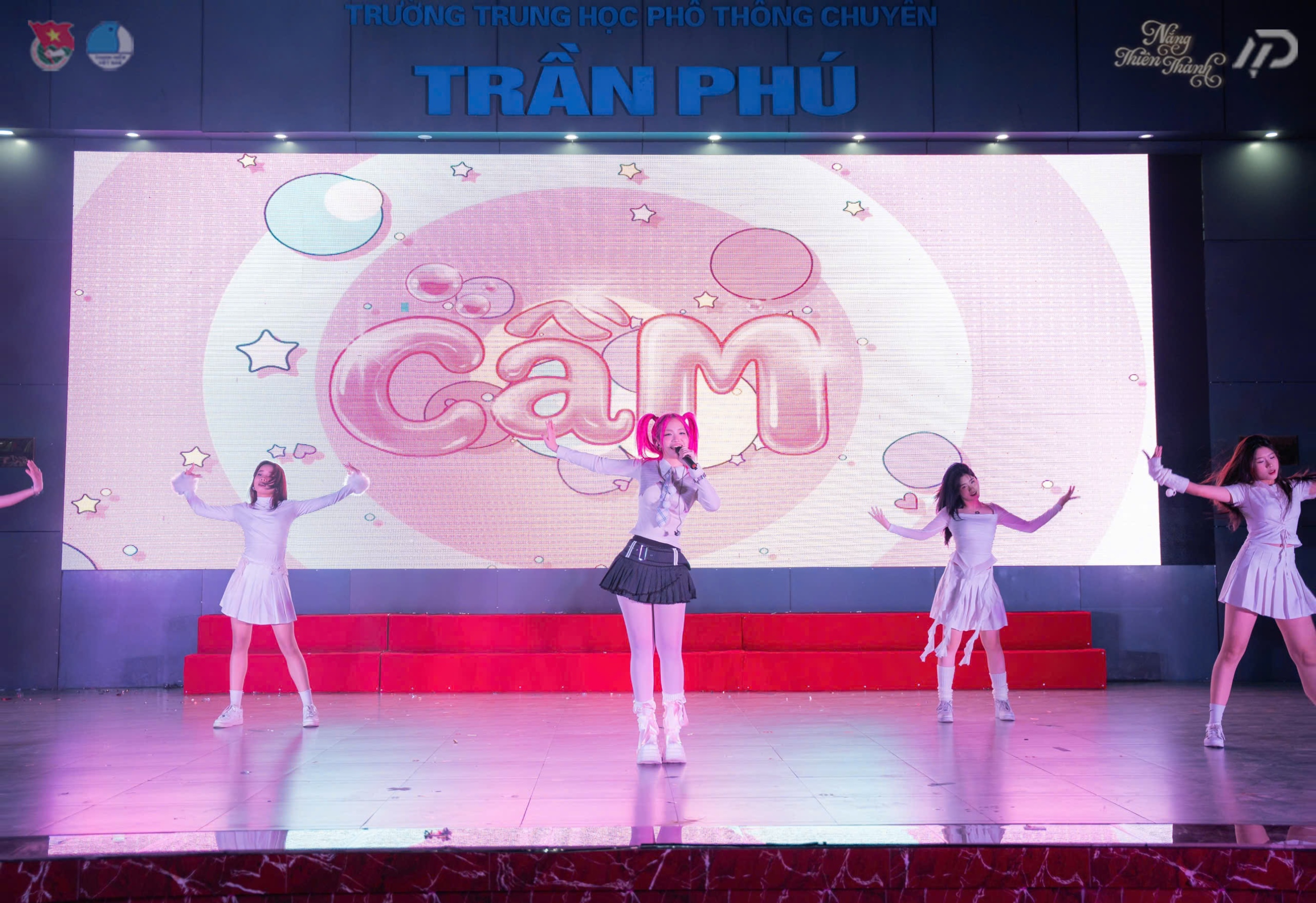 Cô nàng tóc hồng - Cầm gây sốt- Ảnh 1.