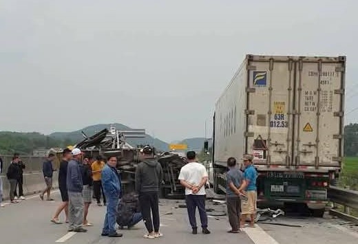Va chạm xe đầu kéo, xe tải lật ngang khiến cao tốc bị ùn tắc kéo dài- Ảnh 1.