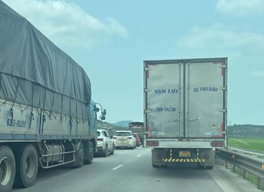 Va chạm xe đầu kéo, xe tải lật ngang khiến cao tốc bị ùn tắc kéo dài- Ảnh 3.