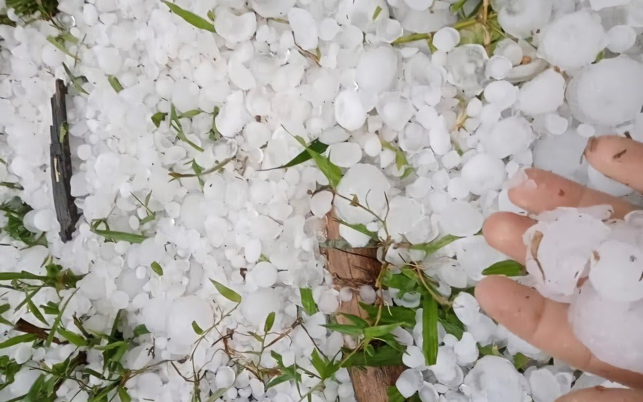 Cảnh báo xuất hiện nhiều trận dông, lốc, sét và mưa đá trên toàn quốc trong tháng 4
