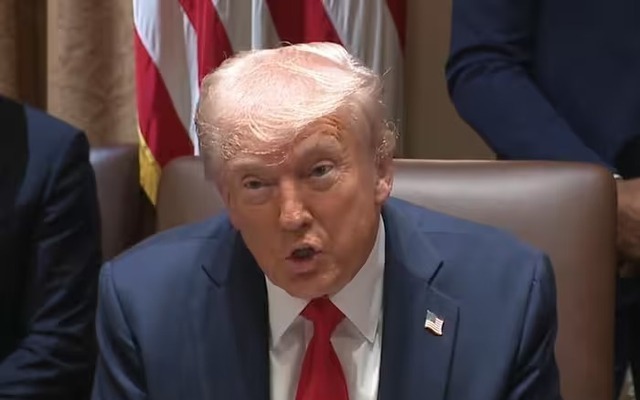 Tổng thống Donald Trump lại cảnh báo “gắt” tổng thống Ukraine