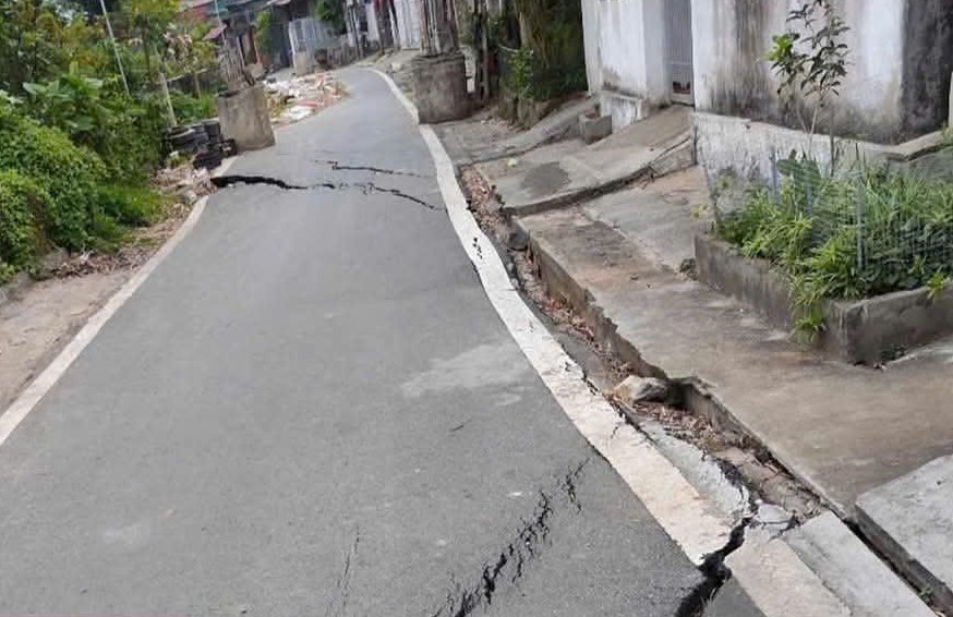 Công bố tình huống khẩn cấp về thiên tai khi xuất hiện vết nứt lớn uy hiếp 31 hộ dân- Ảnh 1.