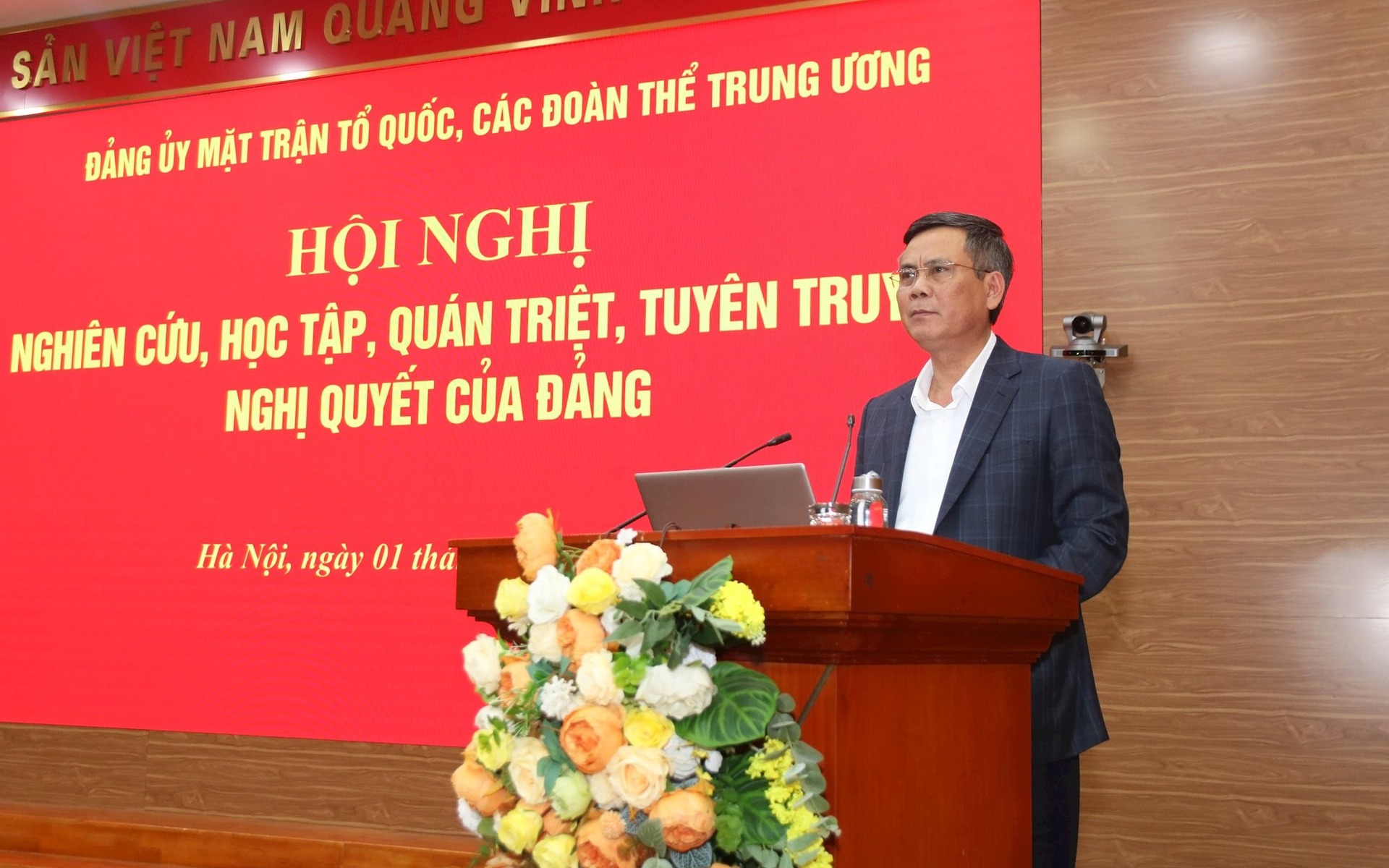 Báo cáo Trung ương phương án đưa các tổ chức chính trị - xã hội về Mặt trận Tổ quốc