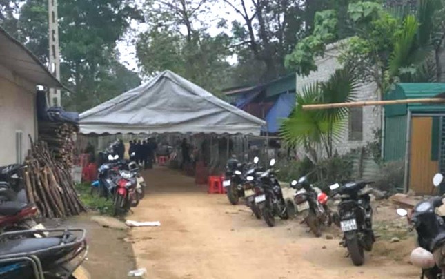 Kh&oacute;c kiệt sức, vợ đột tử trong lễ đưa tang chồng- Ảnh 1.