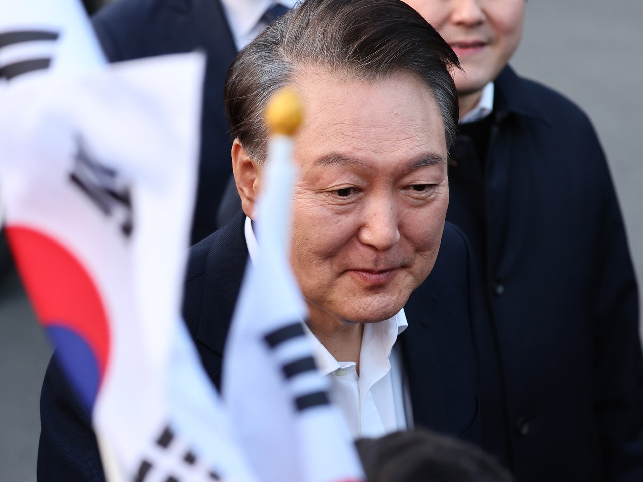 Tổng thống Yoon Suk-yeol trước dinh thự của ông tại Seoul vào ngày 8-3. Ảnh: Yonhap