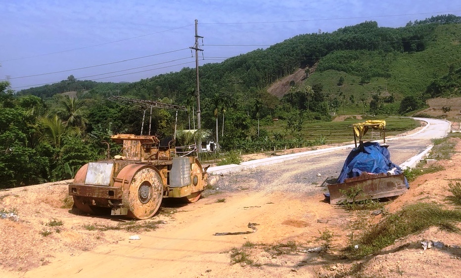Dang dở tuyến đường tr&aacute;nh 70 tỉ ở huyện miền n&uacute;i Quảng Ng&atilde;i- Ảnh 2.